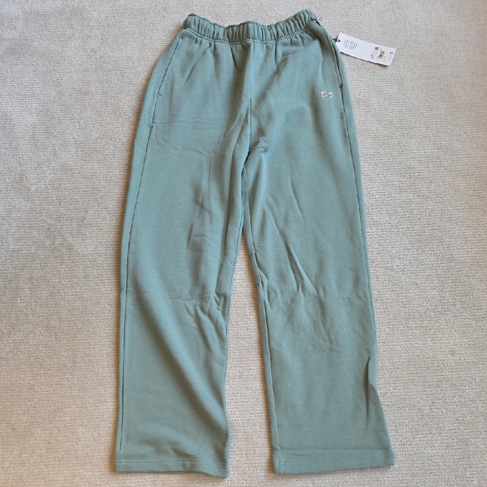 ALO Yoga Accolade Straight Leg Sweatpant. NWT, size S. Botanical Green
